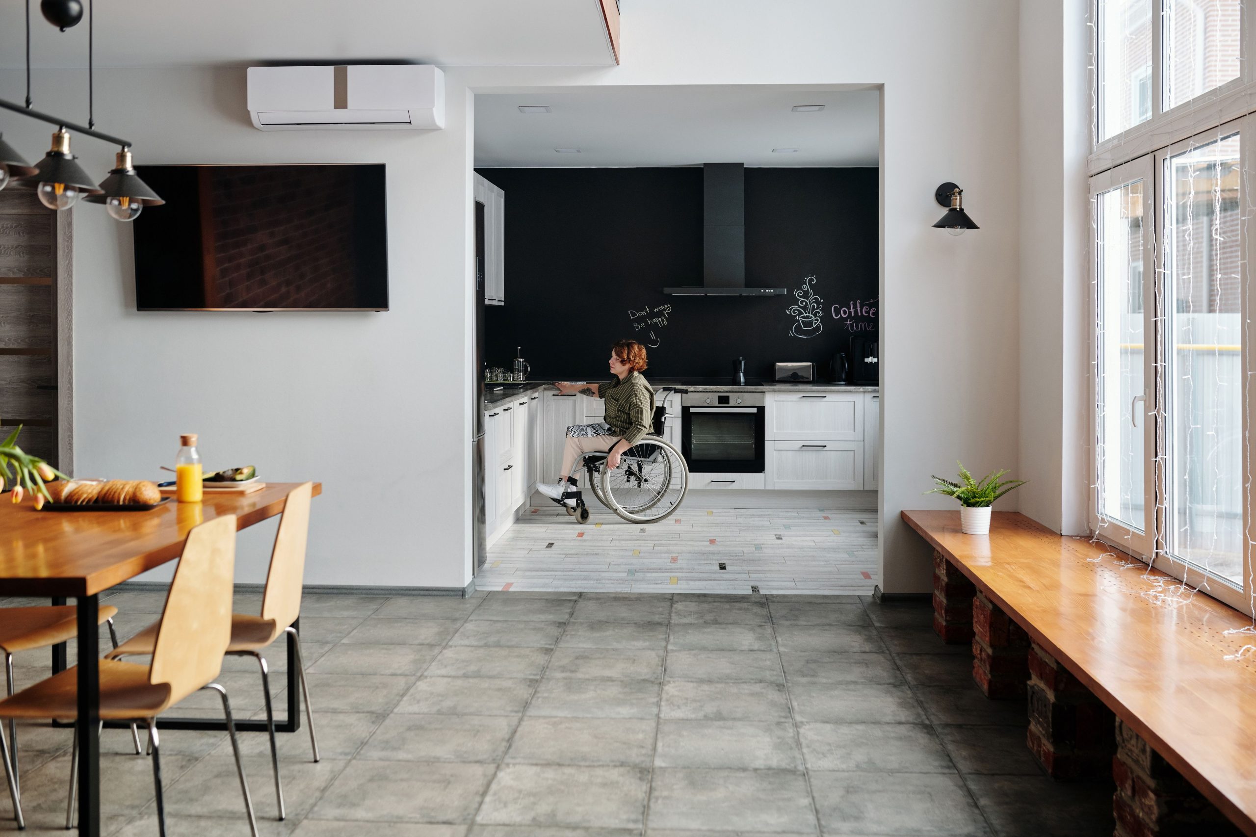 Femme en fauteuil roulant cuisinant dans cuisine moderne