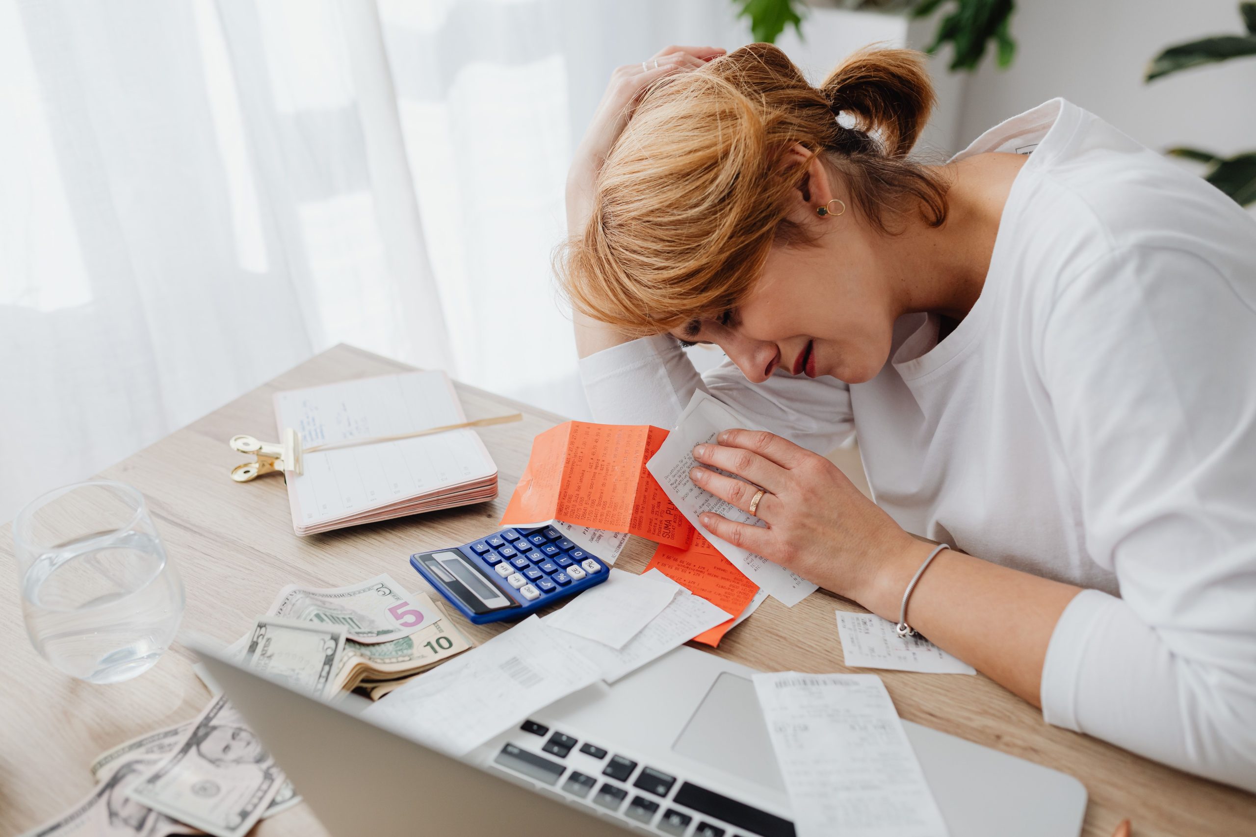 Femme debordee par ses factures et calculs