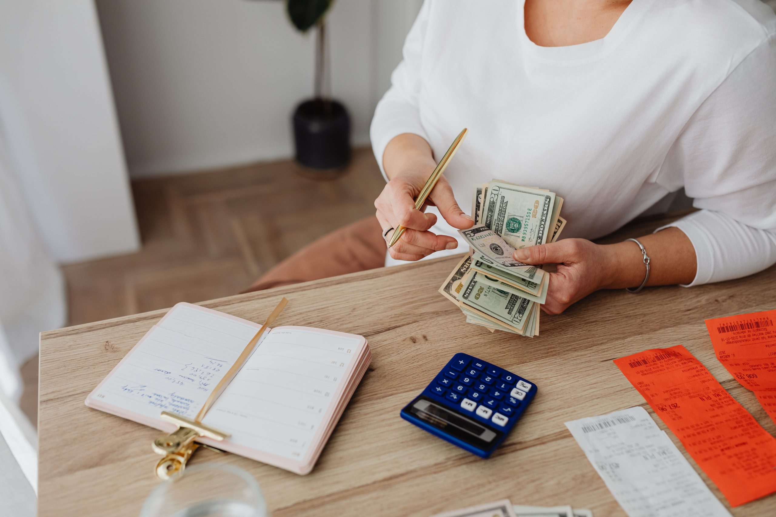 Femme triant ses finances avec une calculatrice