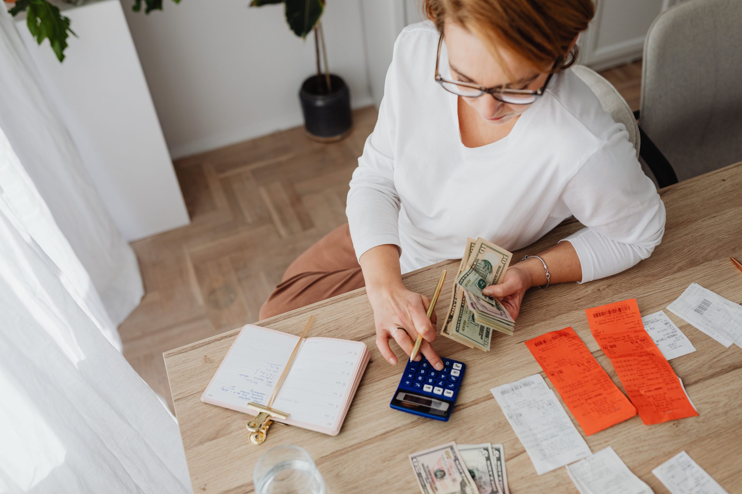 Vue de dessus d'une gestion de budget avec argent