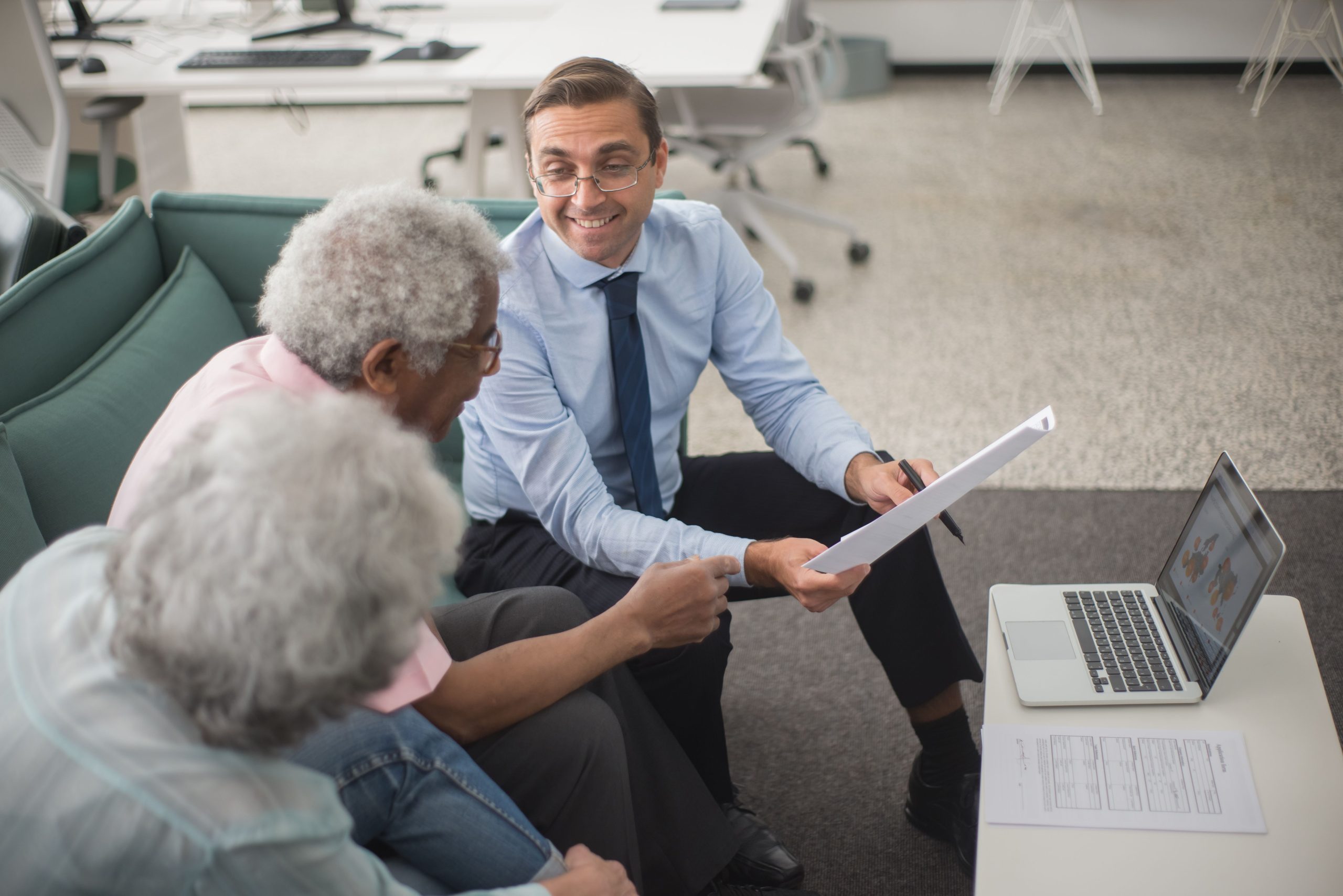 Conseiller discutant de finances avec des clients seniors
