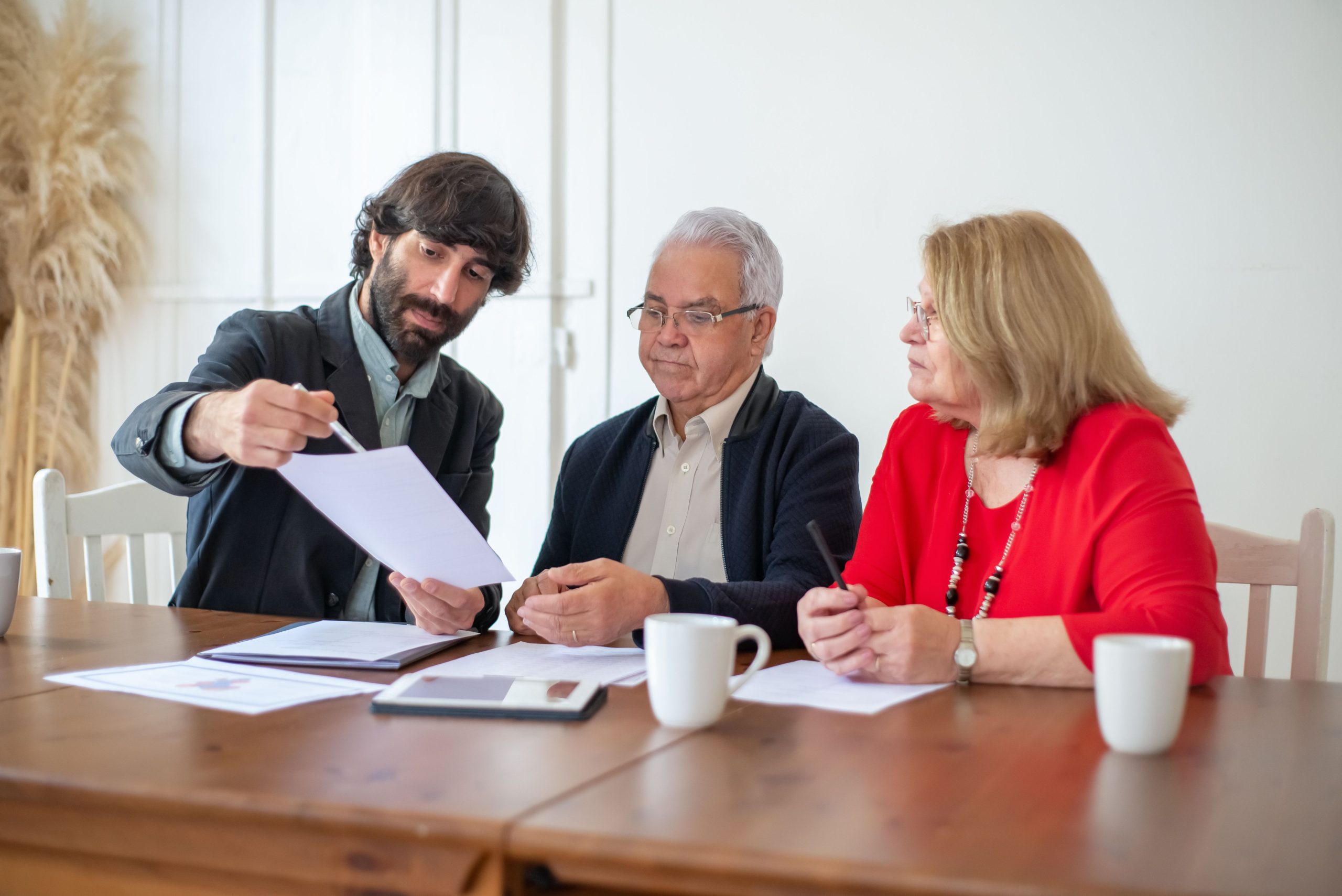 Couple âgé examinant des documents avec un conseiller
