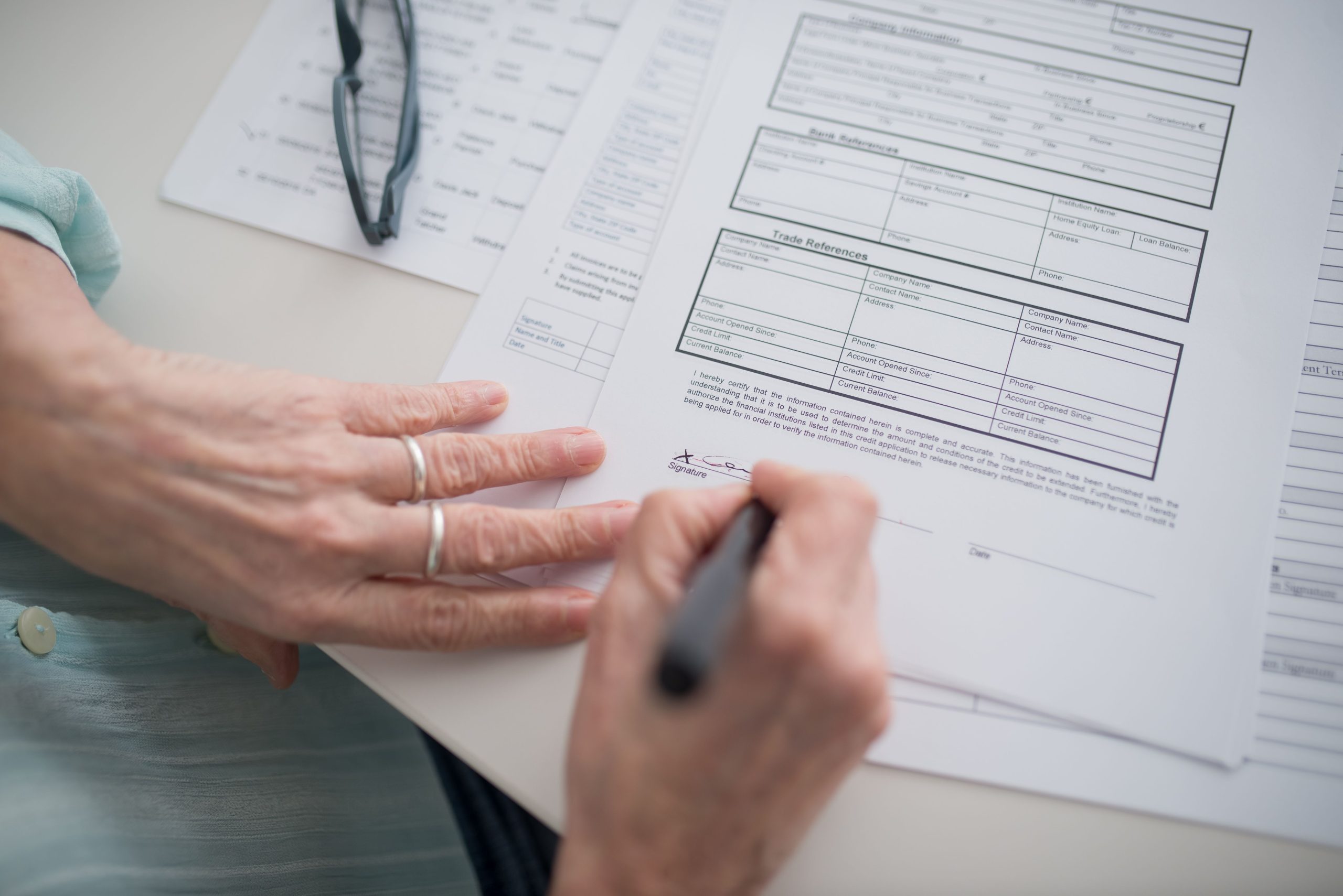 Main signant un document officiel en intérieur