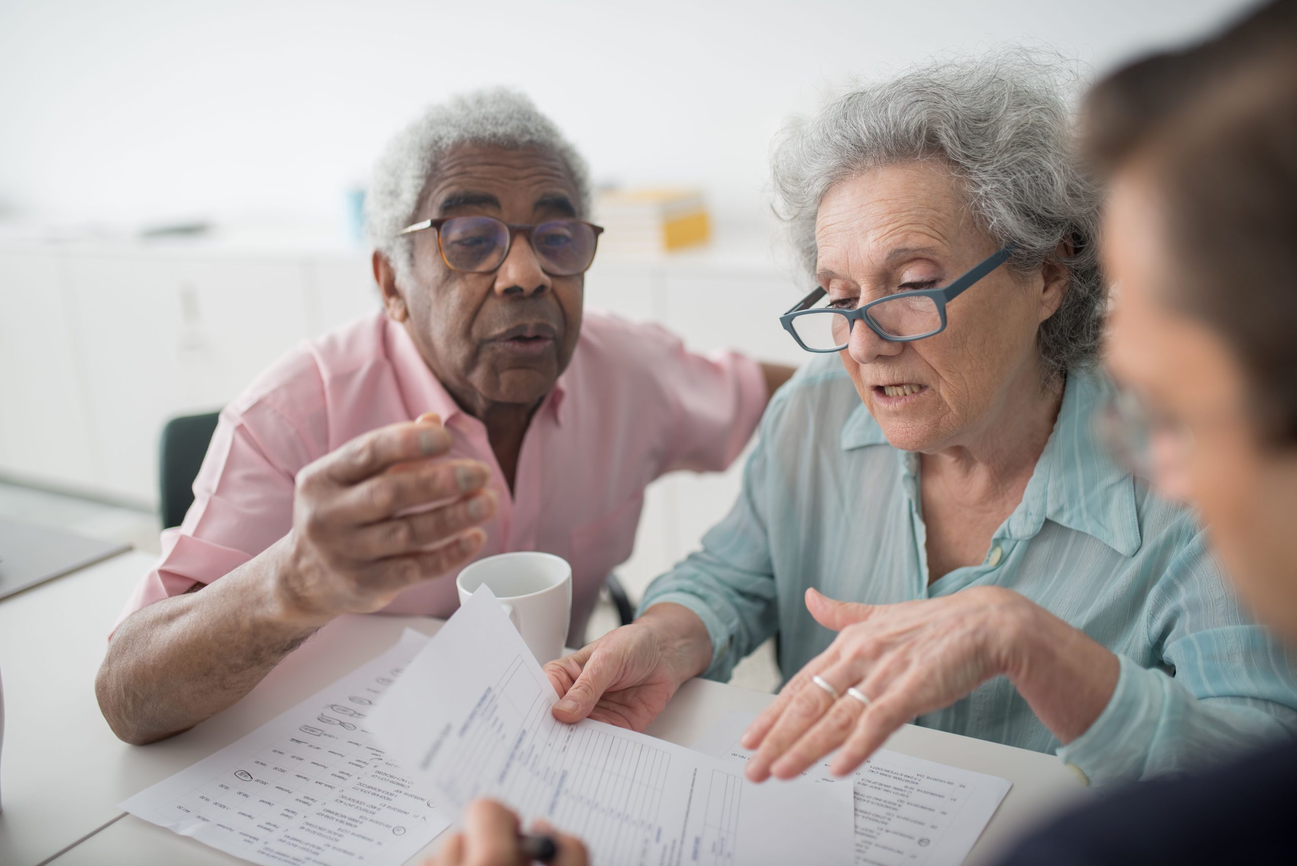Couple âgé examinant des documents avec un conseiller