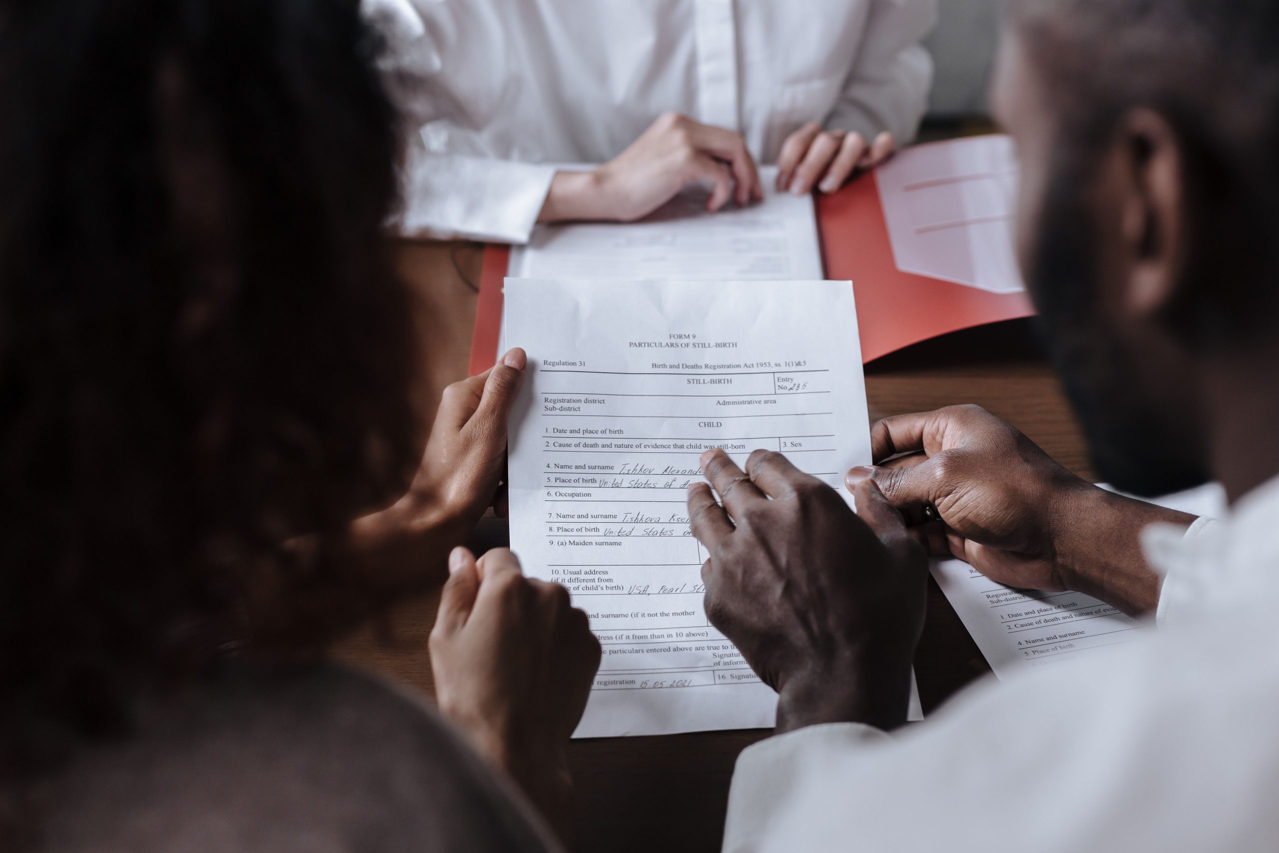 Couple signant des documents avec un conseiller