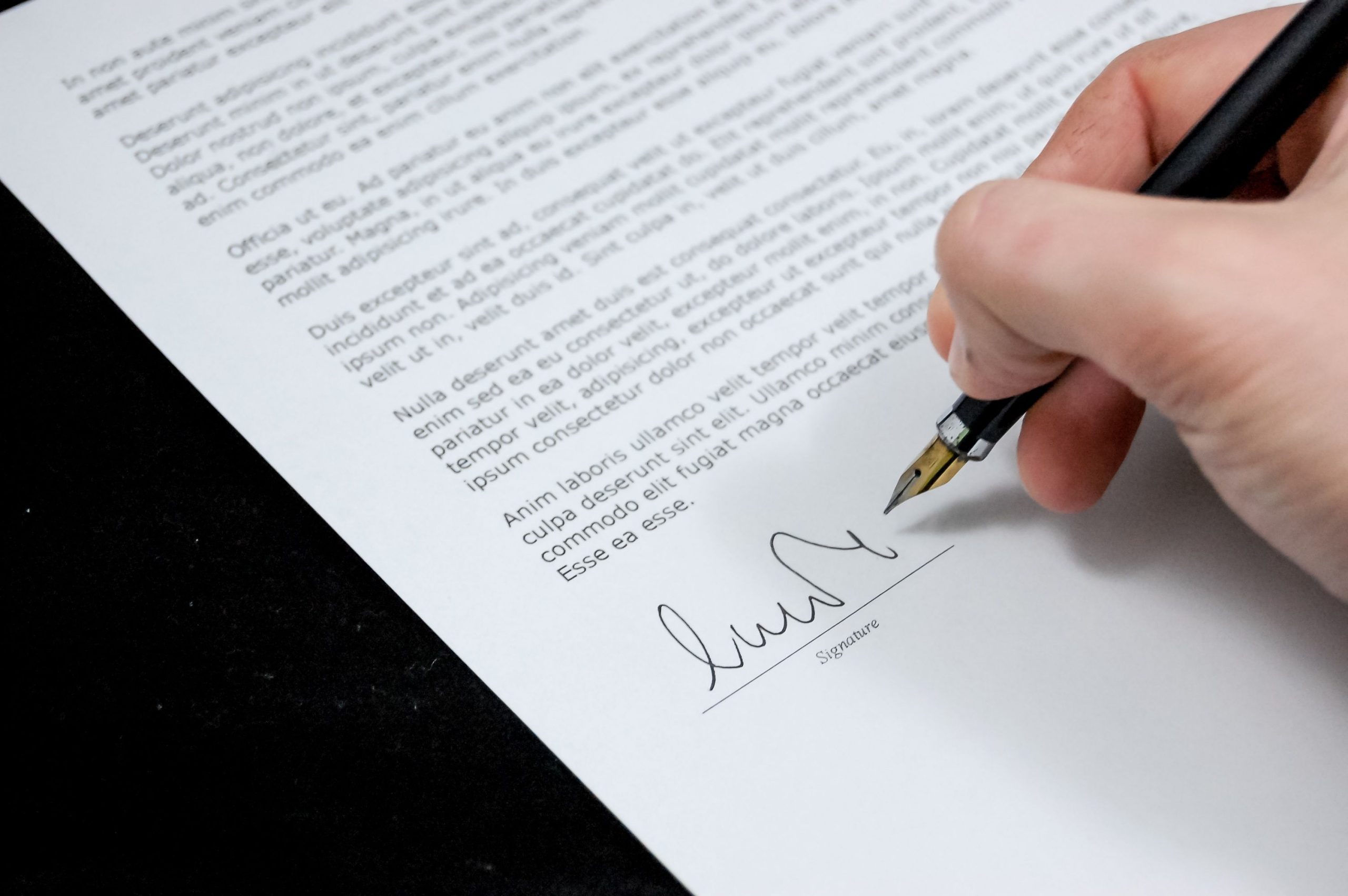 Signature d'un document formel avec un stylo plume