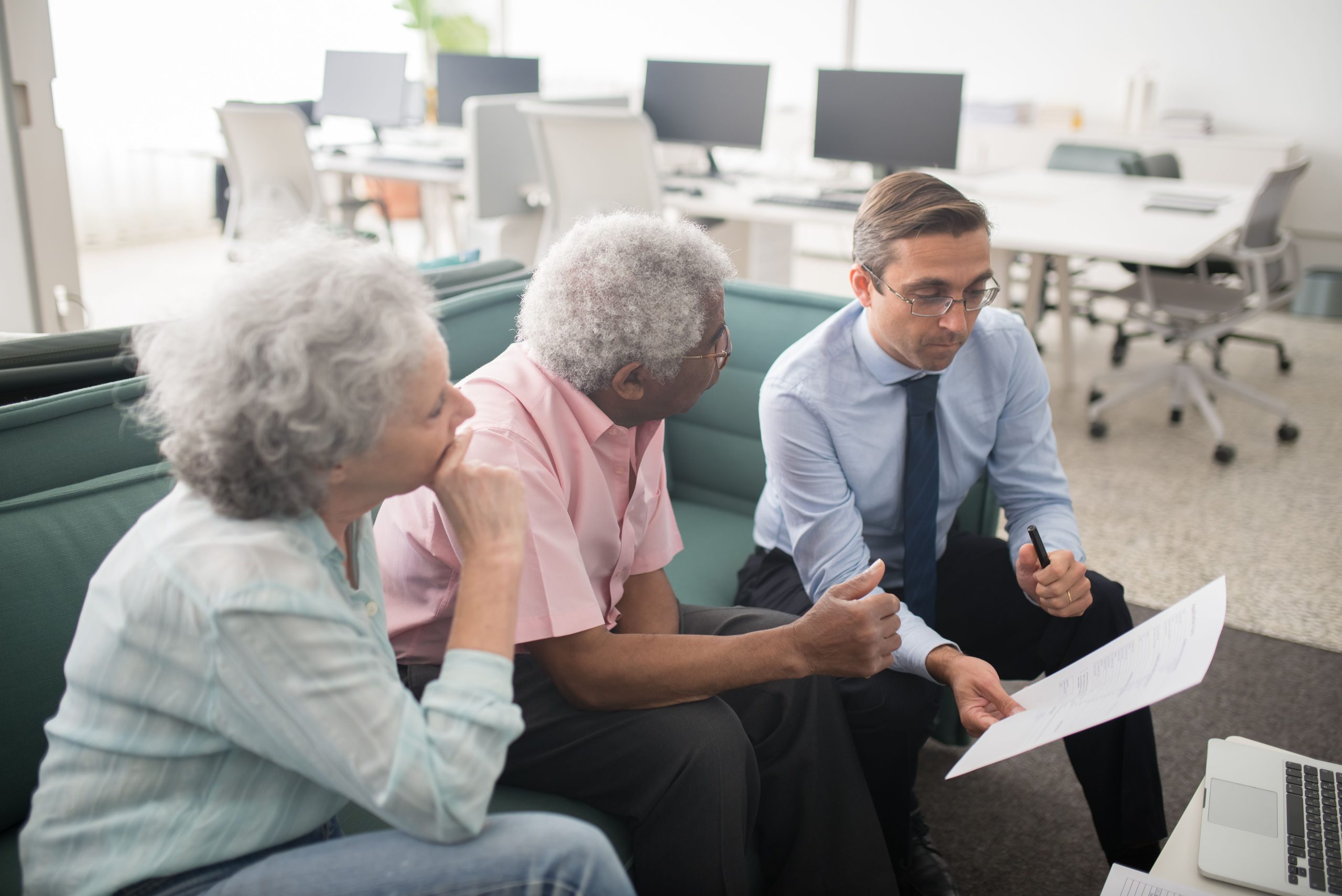 Conseiller discutant avec des clients âgés